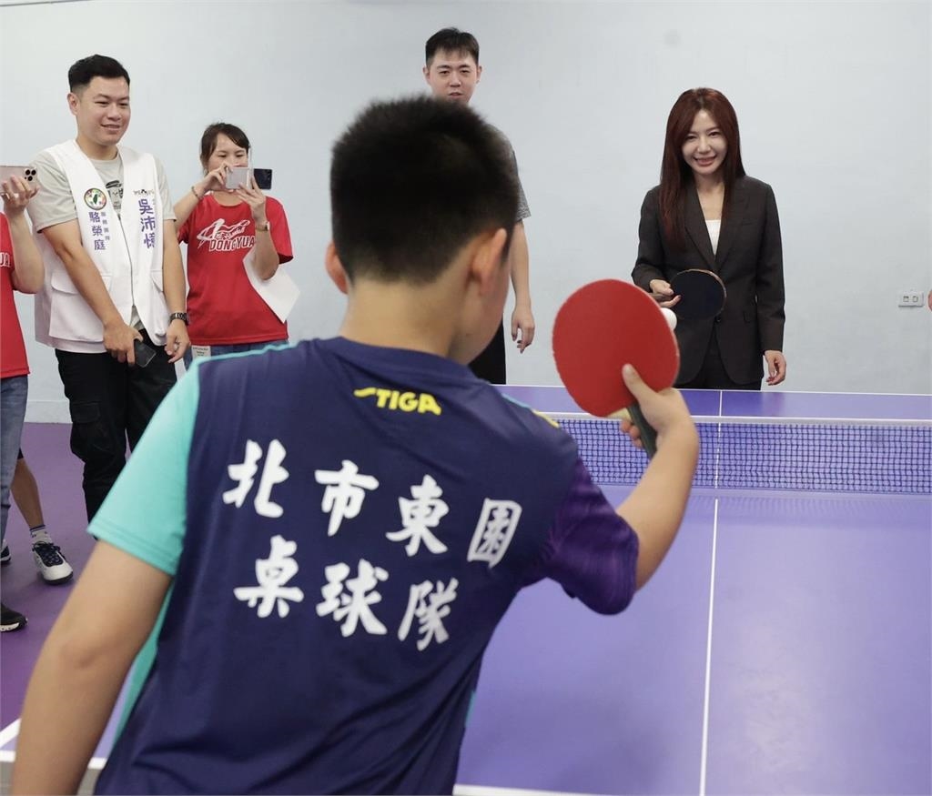 快新聞／送暖！吳沛憶助東園國小桌球隊升級裝備　睽違10年復辦艋舺盃
