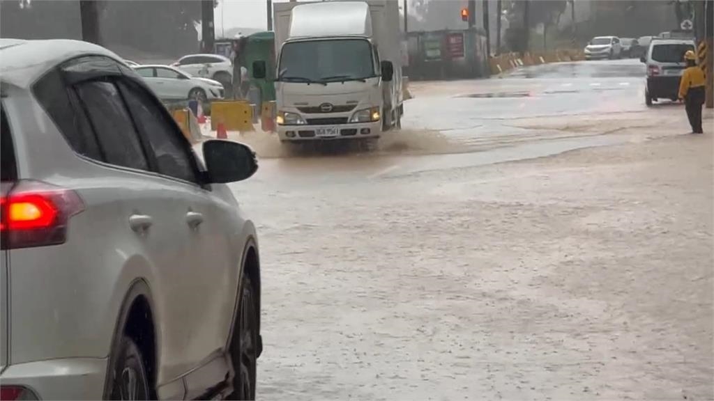 大雨炸桃園！　觀音路口排水系統未完善馬路成水道