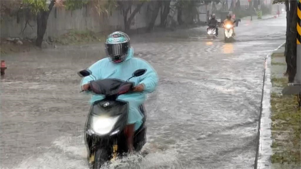 大雨炸桃園！　觀音路口排水系統未完善馬路成水道