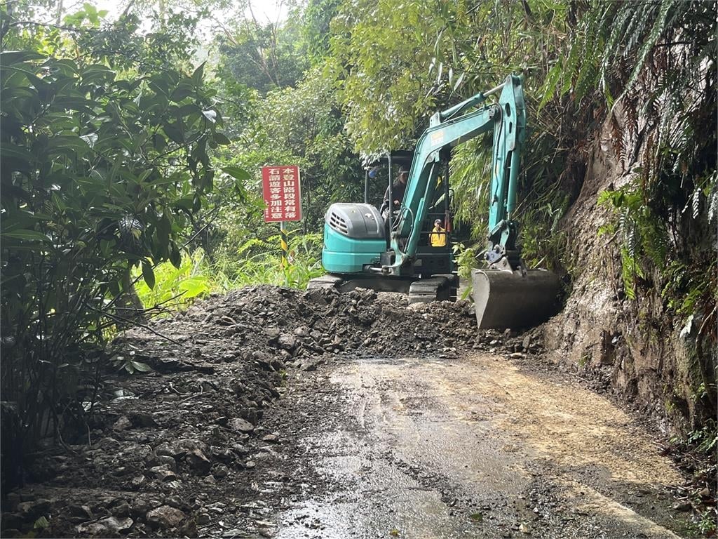快新聞/宜蘭五峰旗風景區全區封閉! 巨大落石+步道坍方阻斷登山路線