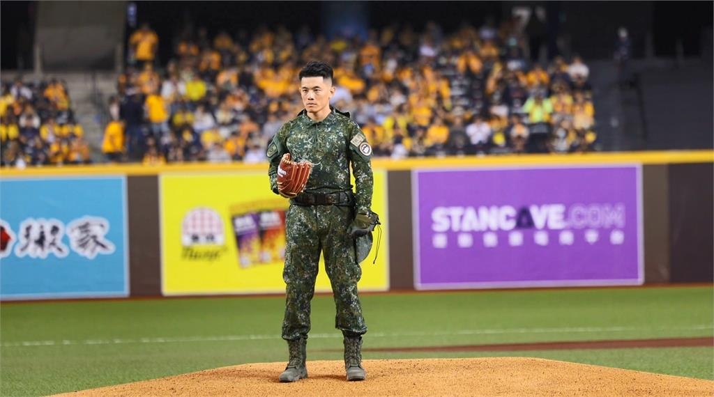 暖!光復救災送帽 陳保宏士官長現身中職冠軍賽開球