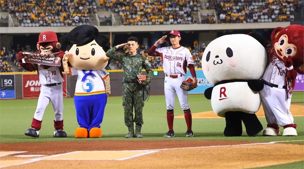 暖!光復救災送帽 陳保宏士官長現身中職冠軍賽開球