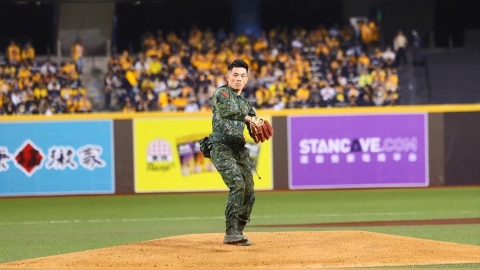 暖！光復救災送帽　陳保宏士官長現身中職冠軍賽開球