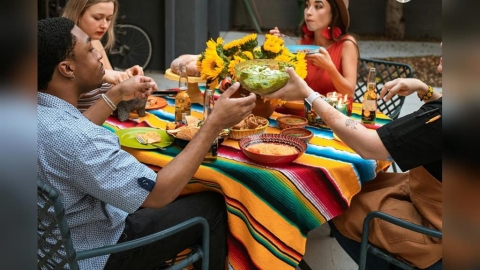 員工聚餐配合新同事吃全素!他「一句話」讓其他同事當場傻眼