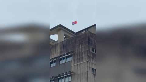 萬里區行政大樓國旗倒掛! 區長回應竟是因為「這」原因