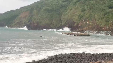 東北季風掀巨浪 龜山島明日持續封島