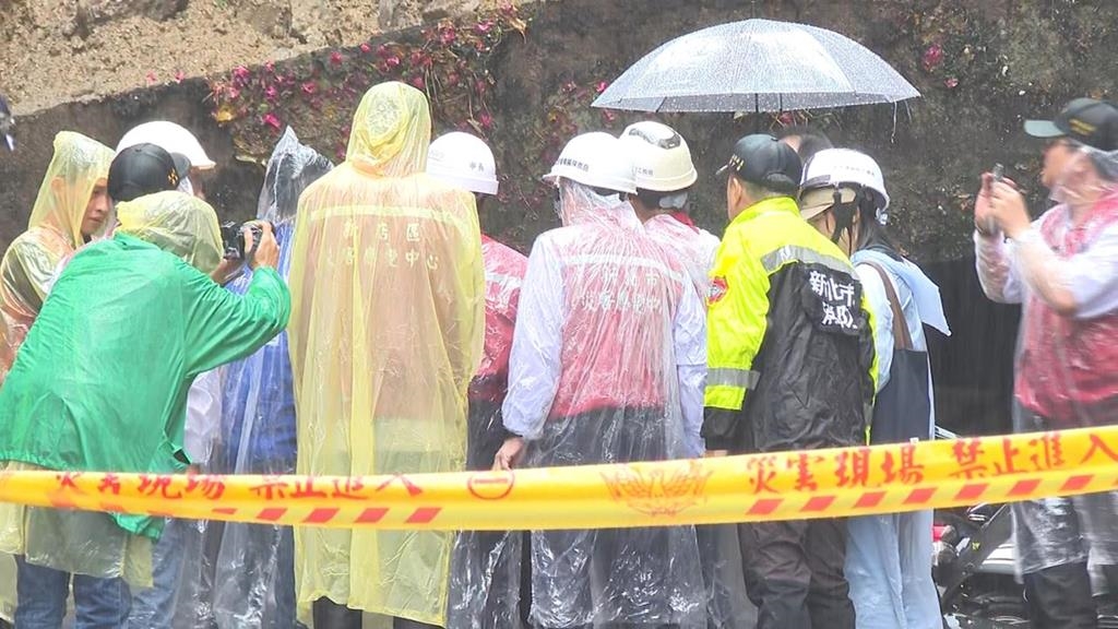 連日大雨成災！新店社區擋土牆滑落　近百人連夜撤離