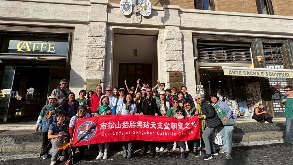 台灣「熊帽萌娃」成天選之人!梵蒂岡朝聖「奇蹟一幕」網淚喊:一生有福