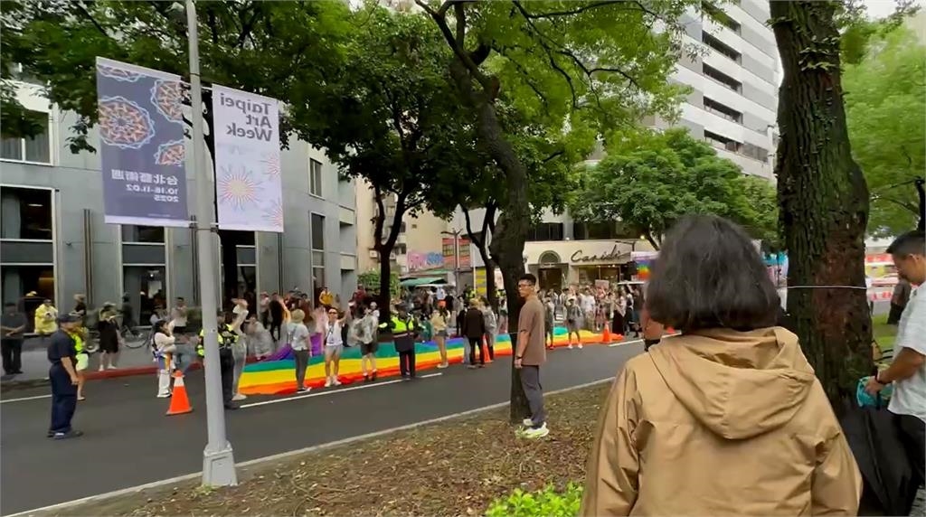 快新聞／蔡英文驚喜現身同志大遊行　愛犬鳳梨妹、樂樂萌翻全場