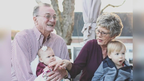 長白頭髮不是代表老了？日本最新研究曝：毛囊變白可能是「自我防癌」機制