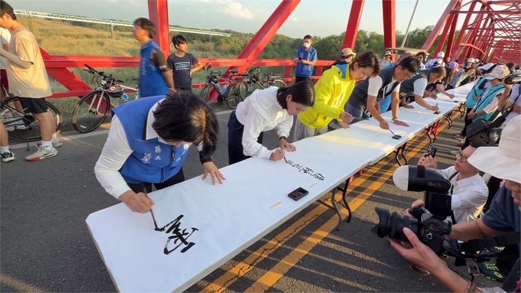 西螺大橋藝陣文化祭登場　雲林縣長張麗善現場揮毫