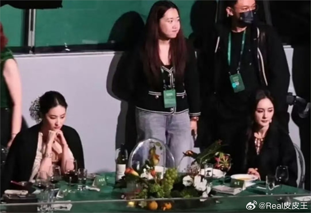 楊冪、劉亦菲昔日的神仙閨密 友情決裂8年後同台「全程0對視」超尷尬