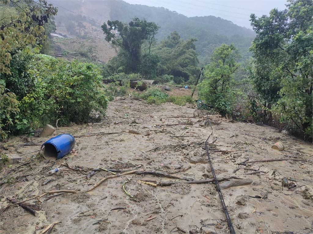 快新聞/連日豪雨釀災!新北雙溪北38線道路基流失 管制人車通行
