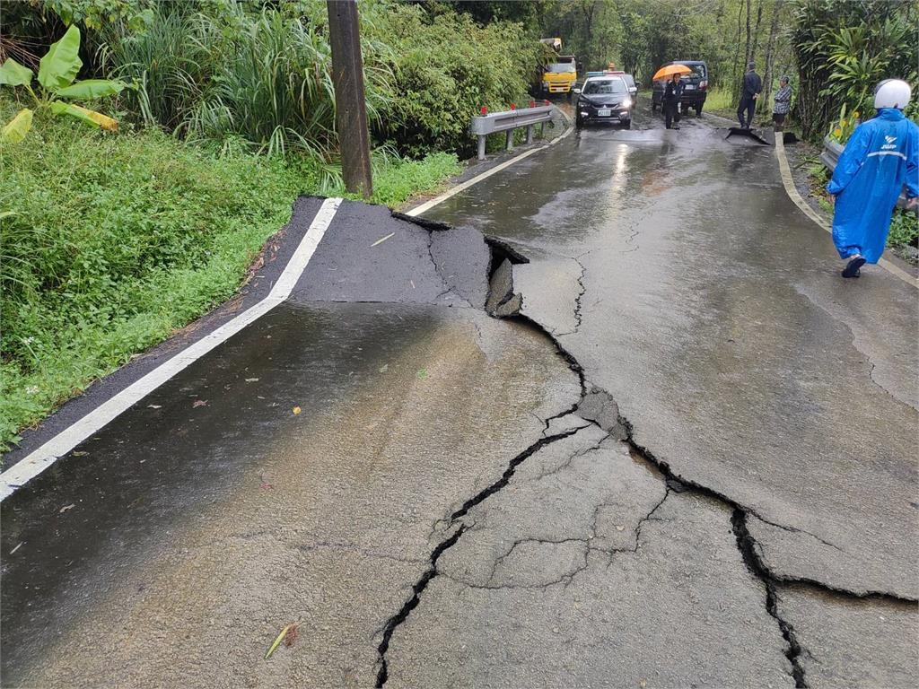 快新聞/連日豪雨釀災!新北雙溪北38線道路基流失 管制人車通行