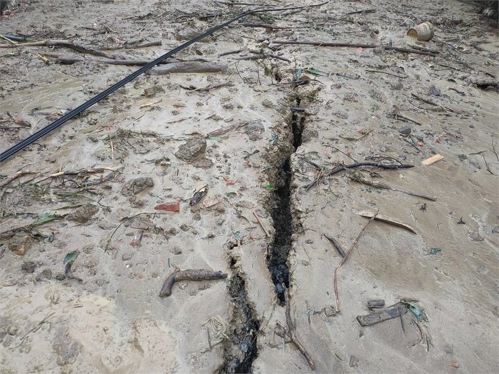 快新聞/連日豪雨釀災!新北雙溪北38線道路基流失 管制人車通行