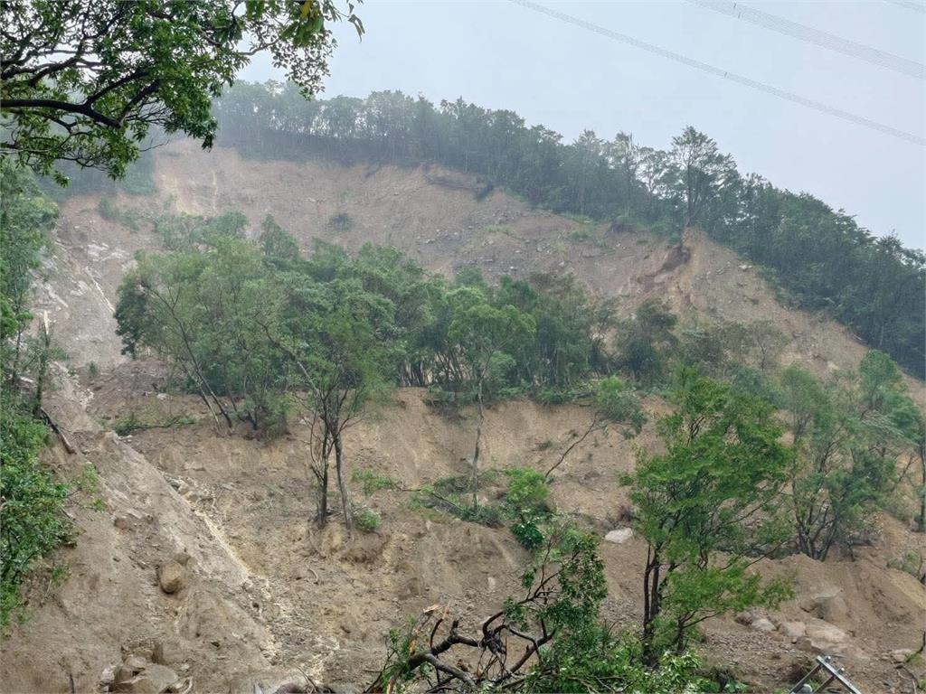 快新聞/連日豪雨釀災!新北雙溪北38線道路基流失 管制人車通行