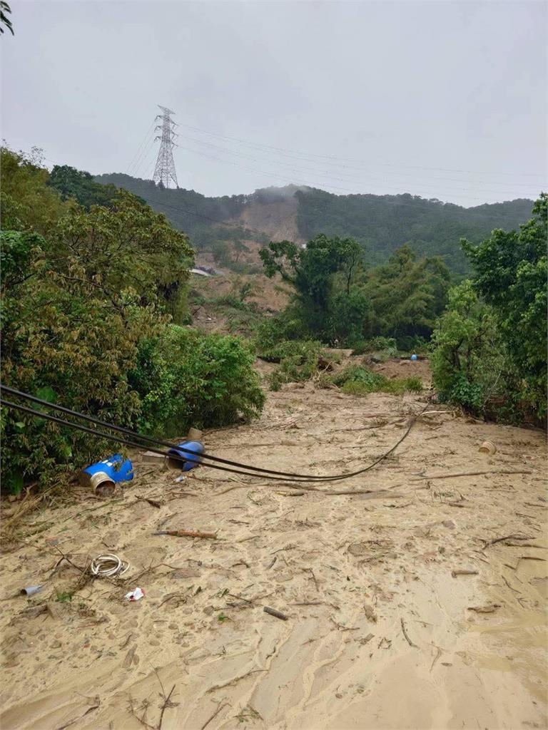 快新聞/連日豪雨釀災!新北雙溪北38線道路基流失 管制人車通行