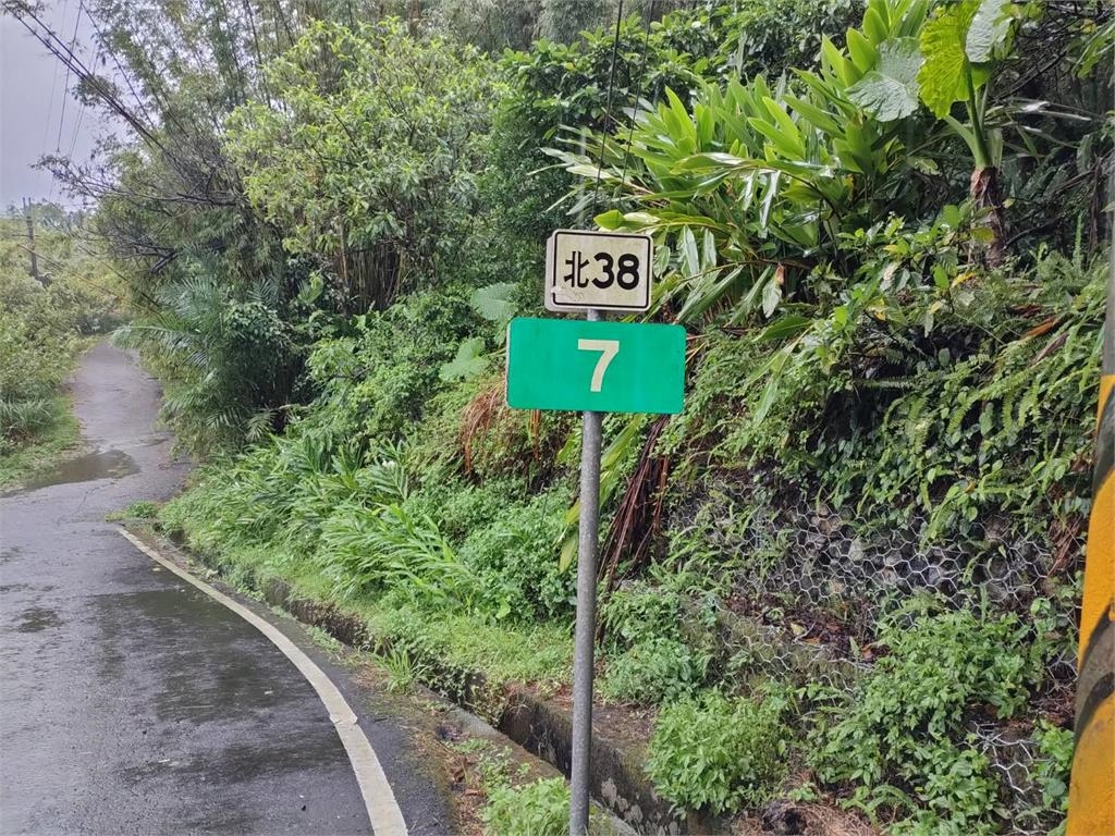 快新聞/連日豪雨釀災!新北雙溪北38線道路基流失 管制人車通行