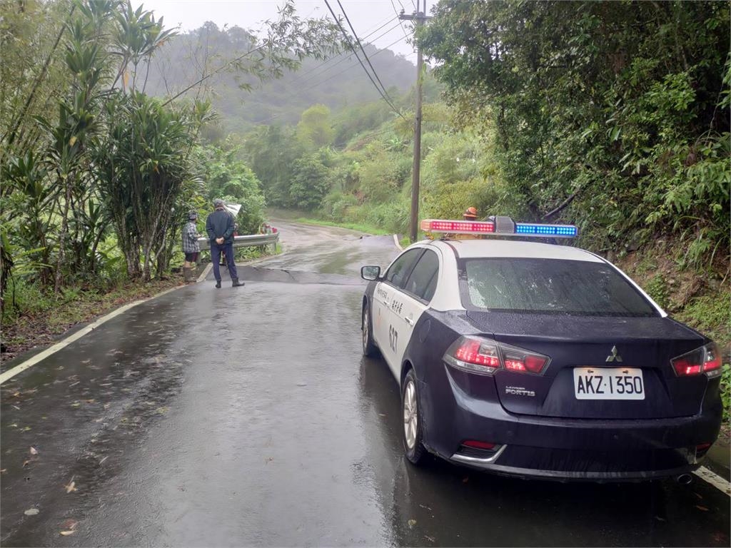 快新聞/連日豪雨釀災!新北雙溪北38線道路基流失 管制人車通行