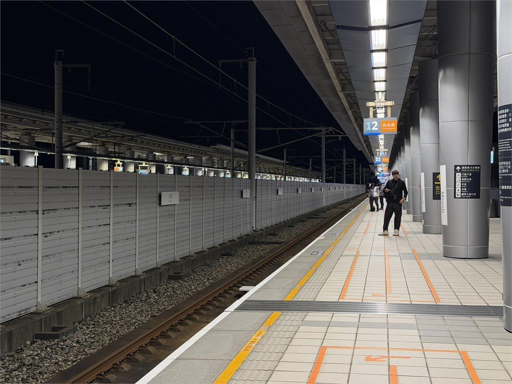 帽子「遭強風吹落鐵軌」作家放棄撿！高鐵神救援「4小時接力送回」震撼他