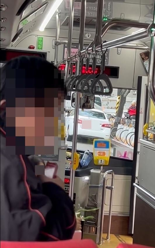 孩童疑誤按2次下車鈴！台中公車司機怒停車3分鐘　趕母女：不下車就不開