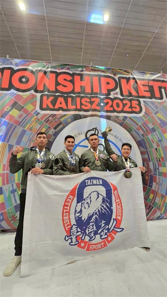 快新聞／國歌響起、國旗飄揚！台灣壺鈴隊波蘭奪5金　選手淚崩感動全場