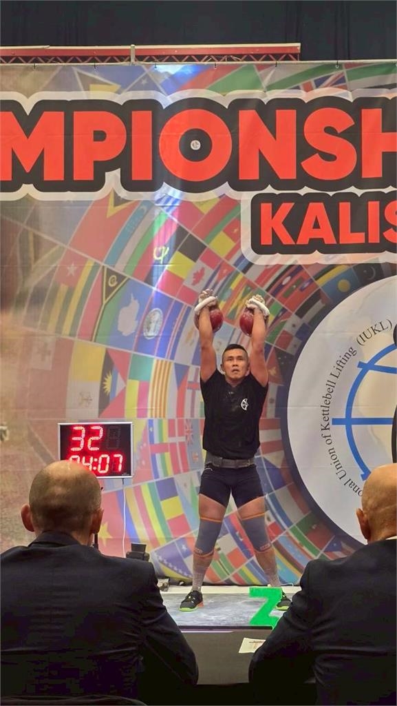 快新聞／國歌響起、國旗飄揚！台灣壺鈴隊波蘭奪5金　選手淚崩感動全場