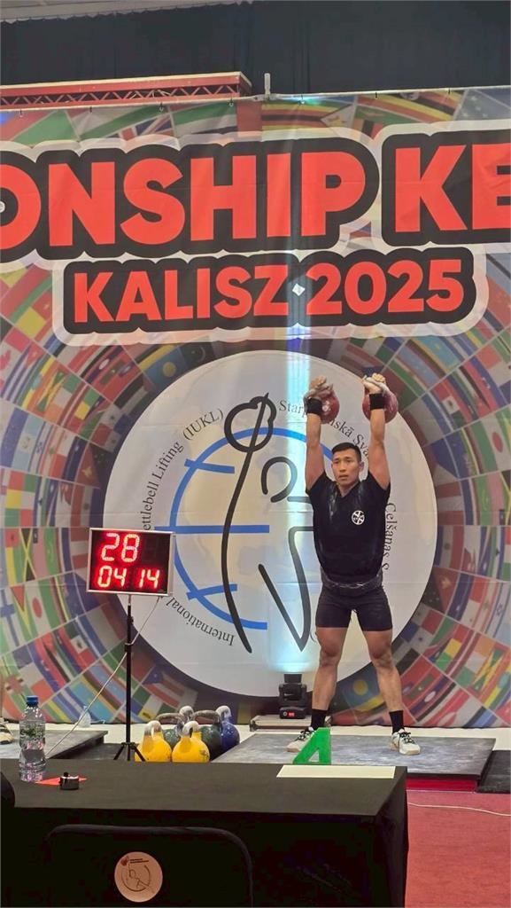 快新聞／國歌響起、國旗飄揚！台灣壺鈴隊波蘭奪5金　選手淚崩感動全場