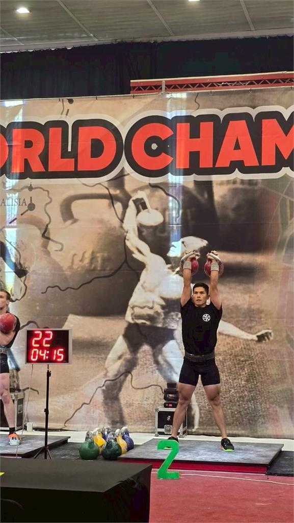 快新聞／國歌響起、國旗飄揚！台灣壺鈴隊波蘭奪5金　選手淚崩感動全場