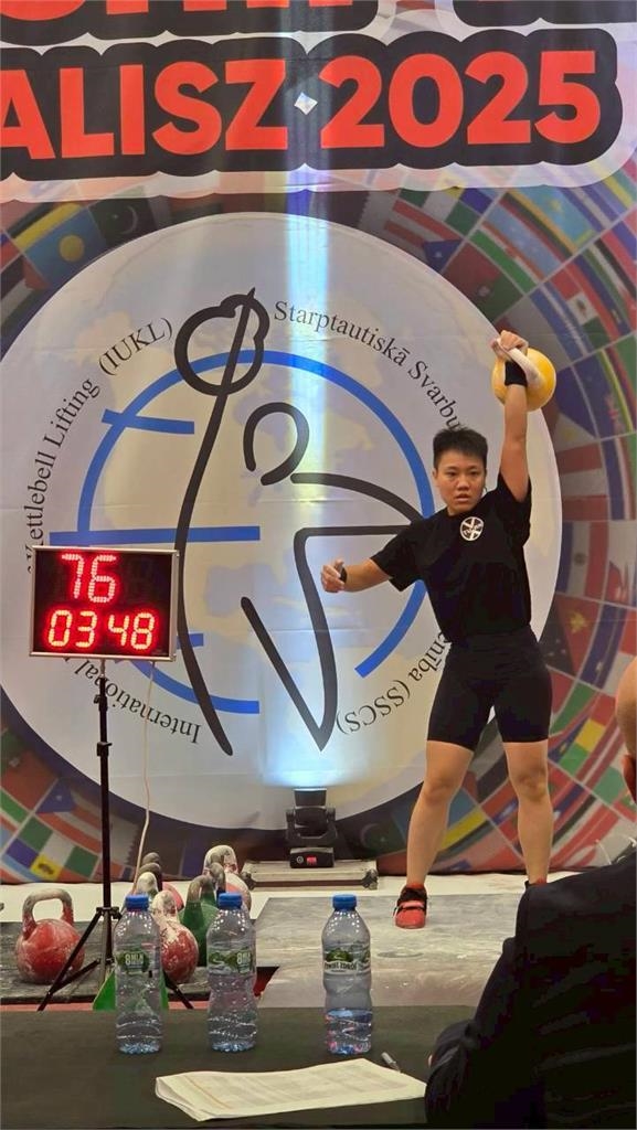 快新聞／國歌響起、國旗飄揚！台灣壺鈴隊波蘭奪5金　選手淚崩感動全場