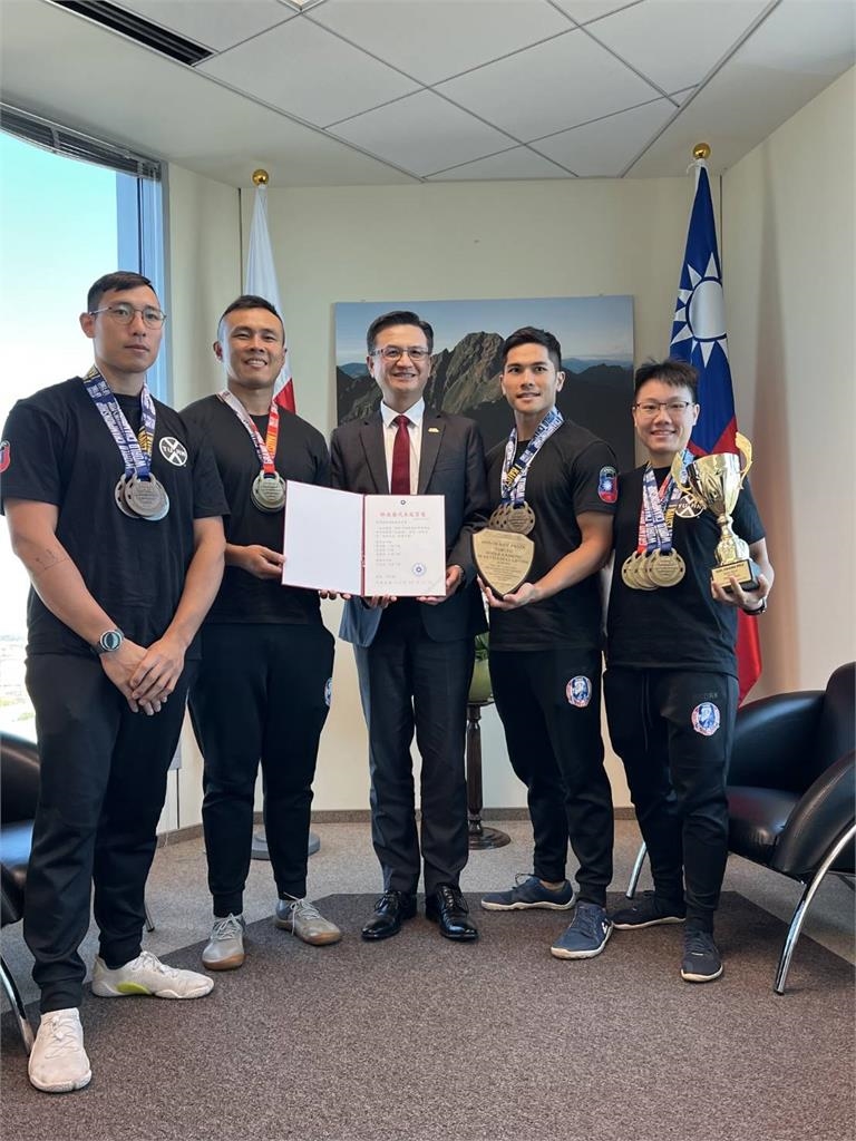 快新聞／國歌響起、國旗飄揚！台灣壺鈴隊波蘭奪5金　選手淚崩感動全場