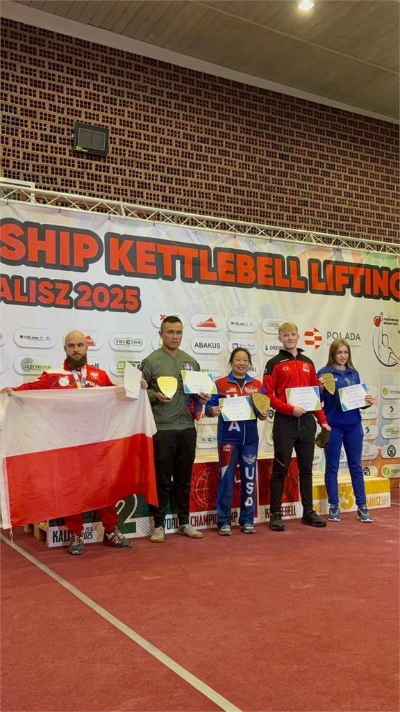 快新聞／國歌響起、國旗飄揚！台灣壺鈴隊波蘭奪5金　選手淚崩感動全場