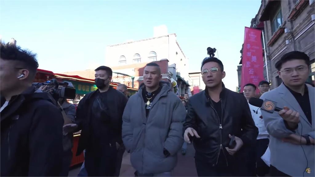 館長衝中國喊幫賴清德尋根!中媒猛捧人氣「下飛機這場面」慘被微博網吐槽:哈哈哈