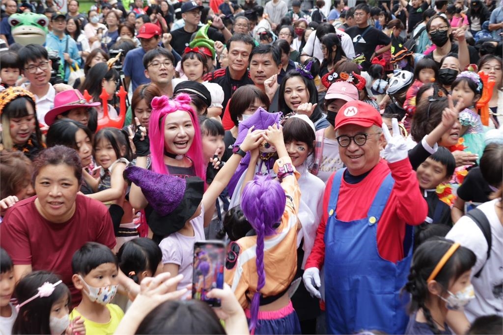 快新聞／超吸睛！千人嗨翻萬華萬聖節遊行　吳沛憶化身獵魔女團米拉