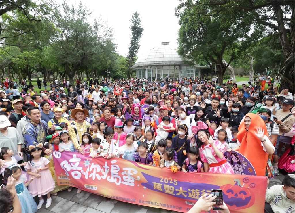 快新聞／超吸睛！千人嗨翻萬華萬聖節遊行　吳沛憶化身獵魔女團米拉