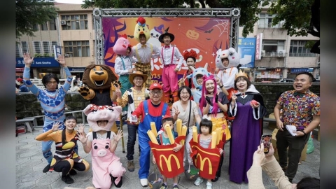 超吸睛！千人嗨翻萬華萬聖節遊行　吳沛憶化身獵魔女團米拉