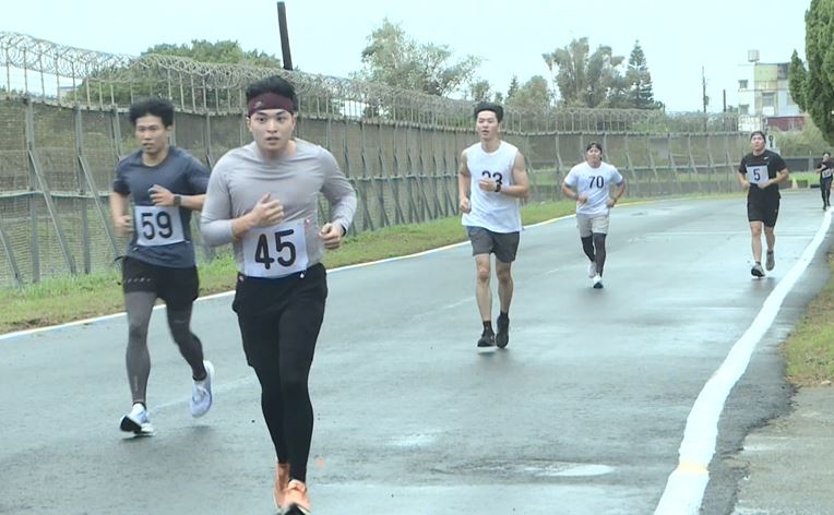 桃園機場招募消防員新血 只錄取11名體能大考驗!