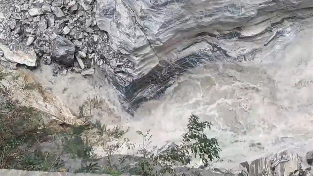 燕子口堰塞湖進行「壩體降挖」 挖出引流水道 評估暫時無潰堤風險