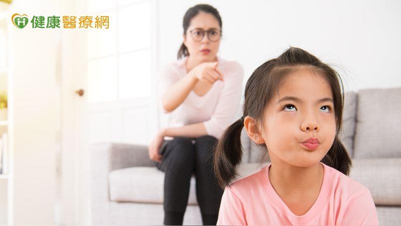 孩子愛頂嘴、說謊？先別抓狂！心理師：這些「壞行為」其實是成長訊號