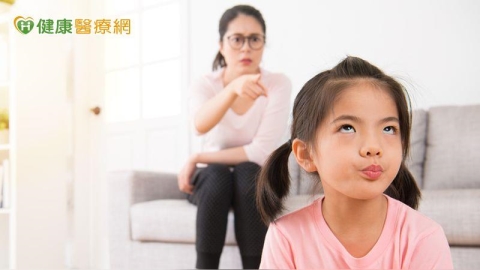 孩子愛頂嘴、說謊？先別抓狂！心理師：這些「壞行為」其實是成長訊號