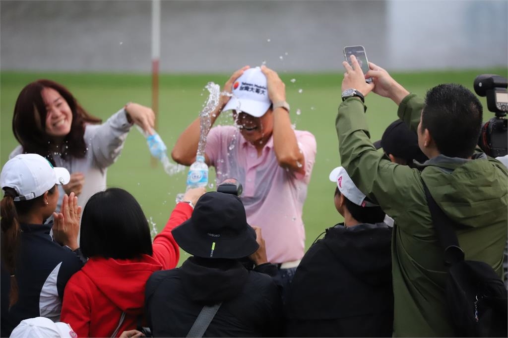高球/曾雅妮激動落淚!微笑球后終結11年冠軍荒緯創女子公開賽封后