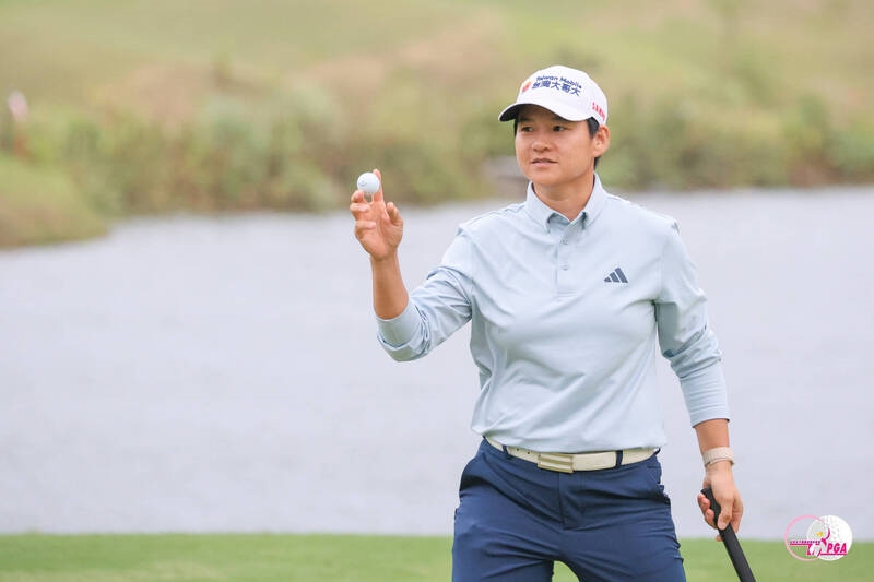 高球/曾雅妮激動落淚!微笑球后終結11年冠軍荒緯創女子公開賽封后