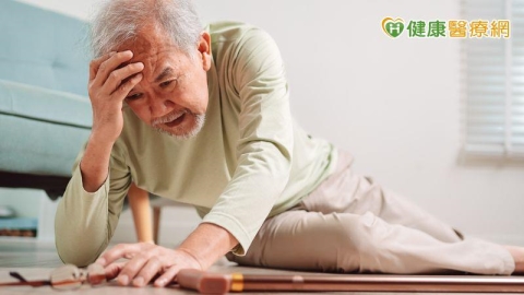 滑一跤就嚴重骨折 遠離骨質疏鬆症醫籲3警訊「駝背、變矮、下背痛」