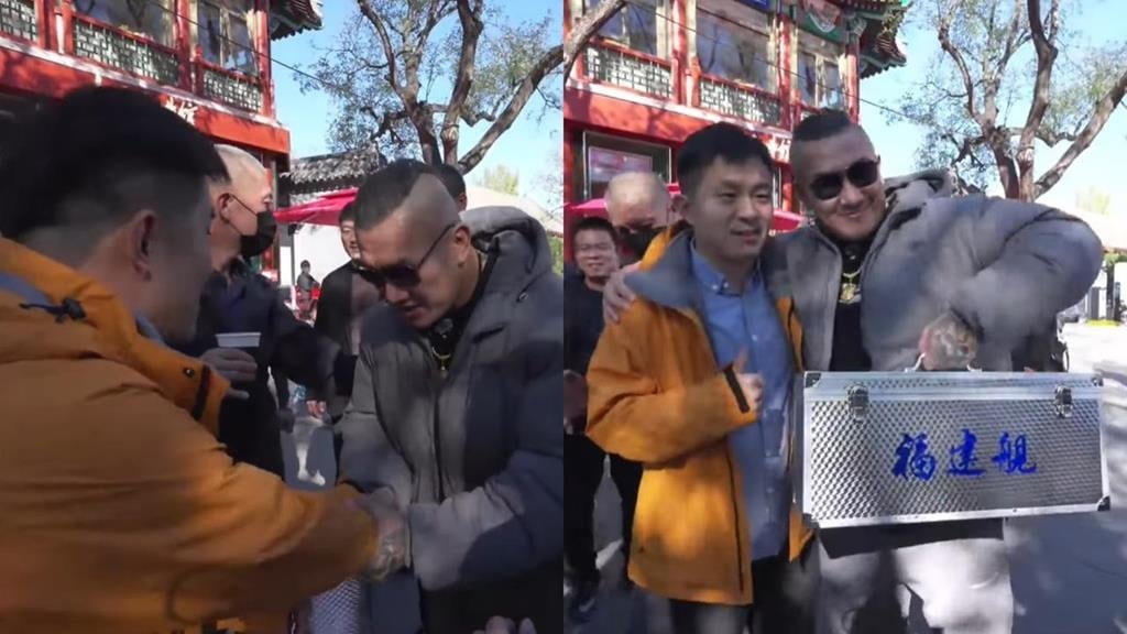 館長赴北京被包圍！粉絲「手抖送禮、落淚」畫面全被拍…小粉紅傻眼：激動什麼