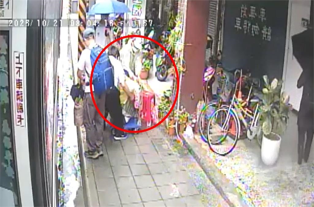 客運司機一句:我抱妳!助「冒雨爬行」身障婦上公車⋯貼心暖舉感動全車人