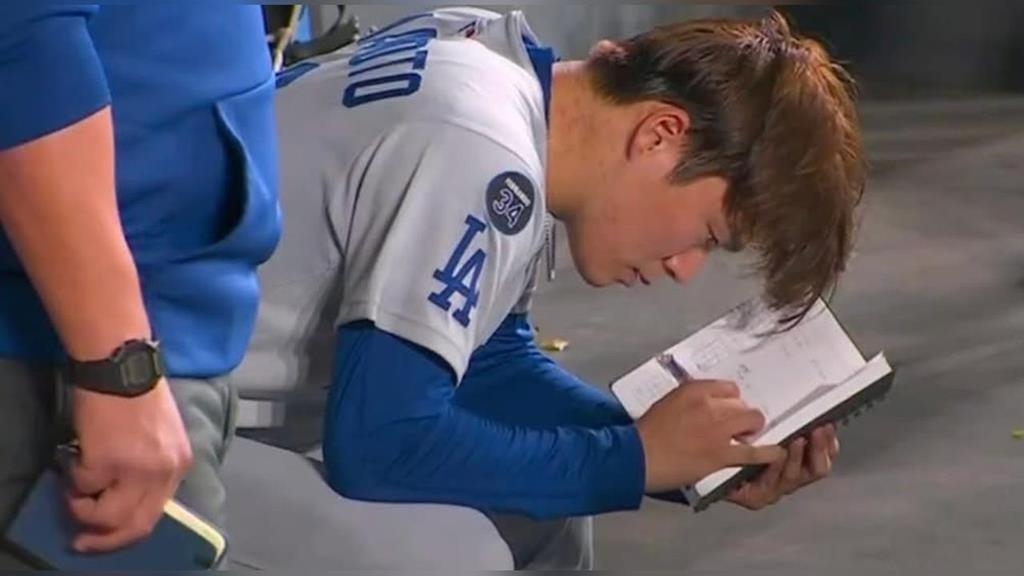 MLB(影)／完投勝絕非一天造就！網翻山本由伸世界大賽「休息室寫筆記」日職就做過