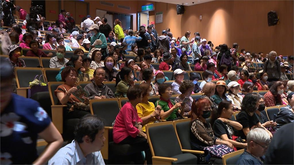 敬老歌仔戲暖重陽　新北市議會會長率議員獻藝「半幅圍裙」