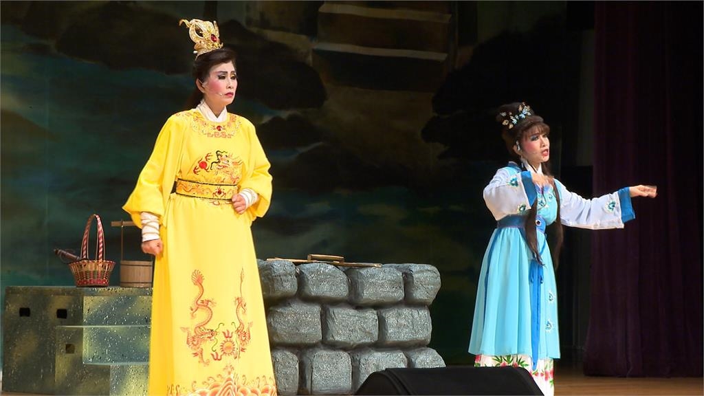 敬老歌仔戲暖重陽　新北市議會會長率議員獻藝「半幅圍裙」