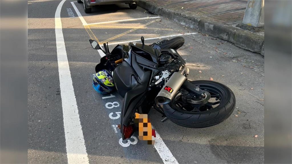 踹車快客！男子出腳踹倒約２０輛機車　學生氣炸、警鎖定嫌疑人通知到案