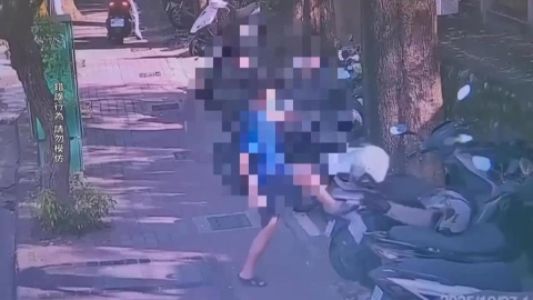 踹車快客!男子出腳踹倒約20輛機車 學生氣炸、警鎖定嫌疑人通知到案